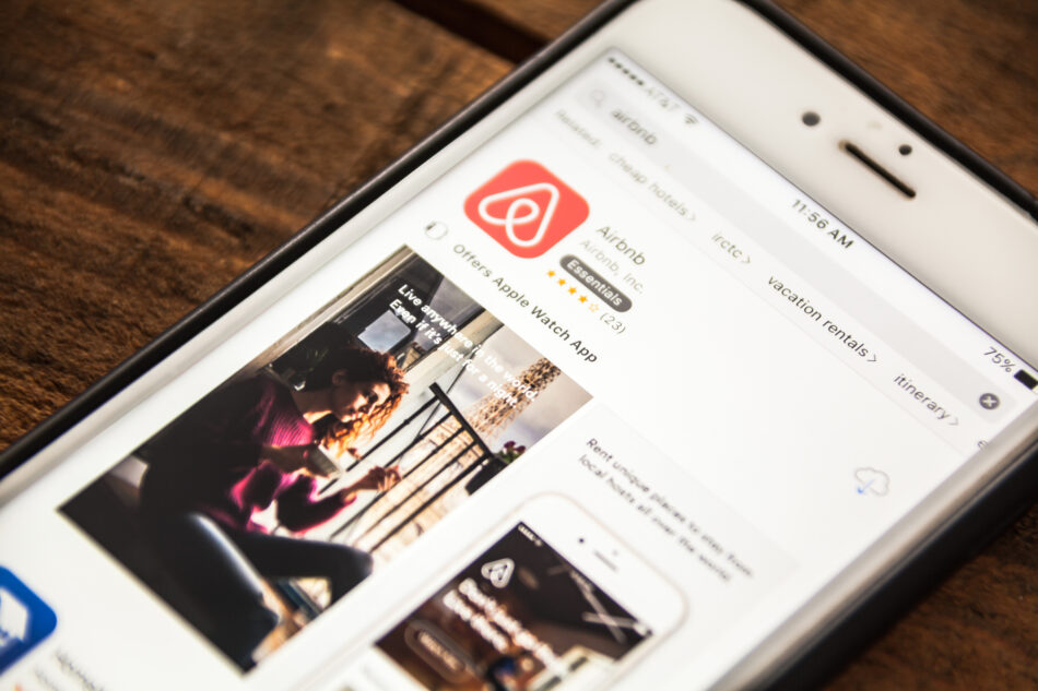 Los Sindicatos de Inquilinas responden al Ministerio de Consumo: «La única forma de acabar con el fraude de Airbnb es cerrar todos los pisos turísticos»
