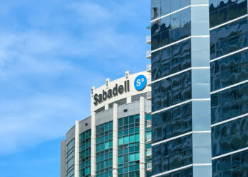 FACUA pide al Gobierno que rechace la OPA del BBVA al Sabadell por los perjuicios que causaría a los consumidores