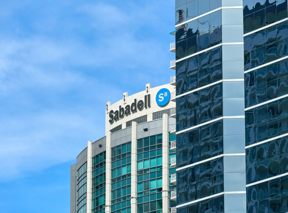 FACUA pide al Gobierno que rechace la OPA del BBVA al Sabadell por los perjuicios que causaría a los consumidores