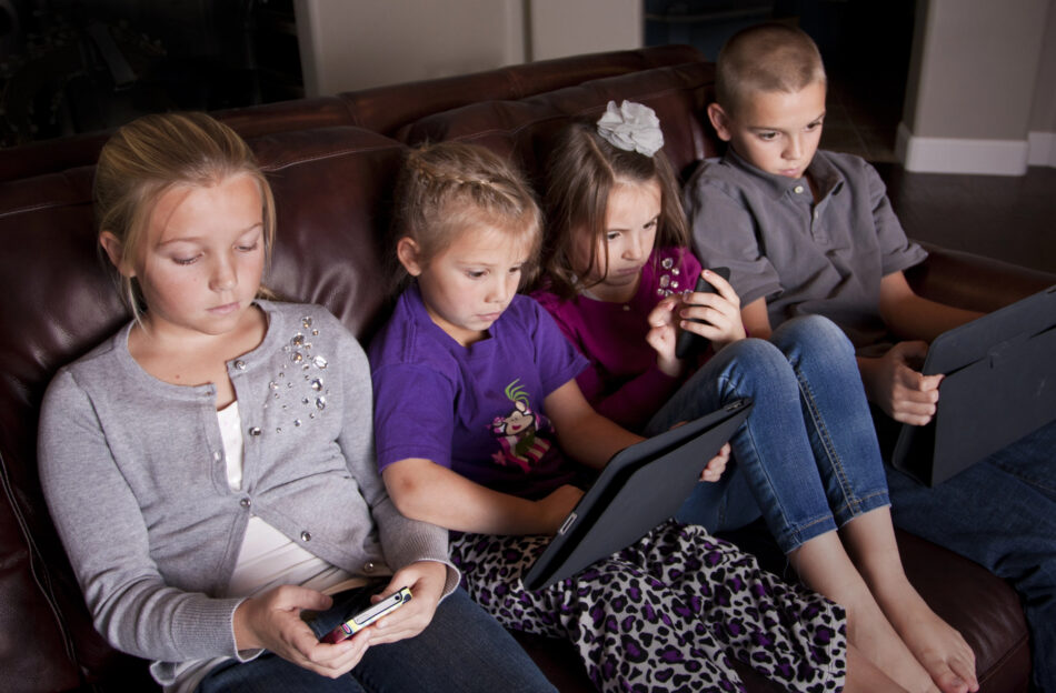 España, Francia y Grecia proponen una edad mínima en la UE para acceder a redes sociales