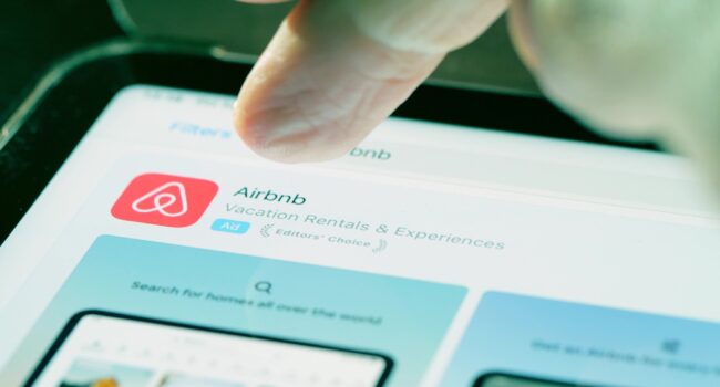 La justicia vuelve a respaldar las resoluciones de Consumo para retirar los anuncios de pisos turísticos ilegales en Airbnb