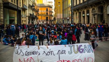 Escoltes Catalans culmina la celebració del seu 50è aniversari amb “La Gran Fularada” al Parc del Turonet de Cerdanyola del Vallès