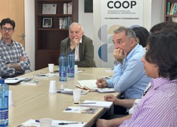 Enrique Santiago dice que “toma buena nota” y se compromete a “plantar cambios legales” para acabar con los “abusos y discriminaciones” que soportan las empresas cooperativas
