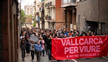 Vallcarca recupera un edificio para reallotjar las veïnes dels assentaments desallotjats