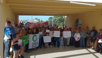Activistas europeas contra la ganadería industrial denuncian el greenwashing de la macroexplotación bovina More Holstein en Bétera, València