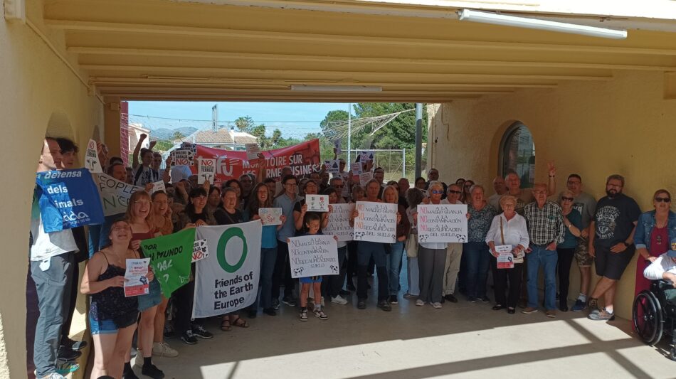 Activistas europeas contra la ganadería industrial denuncian el greenwashing de la macroexplotación bovina More Holstein en Bétera, València