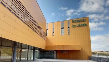 Los sindicatos se movilizan para exigir la apertura total del Hospital de la Janda en Vejer de la Frontera (Cádiz)