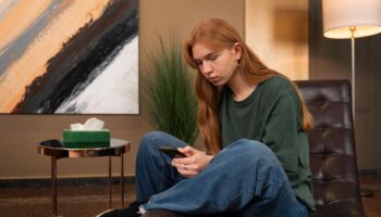 Los adolescentes con problemas de salud mental pasan más tiempo en las redes sociales