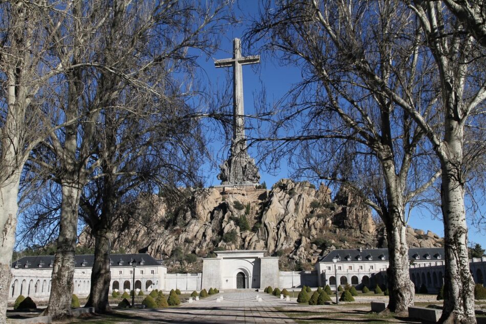 Exigen al Gobierno que sancione a los monjes benedictinos del Valle de los Caídos por mantener la denominación de la calle “Arriba España”