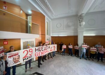 Ocupan la sede de la Patronal valenciana para “denunciar el papel jugado por el empresariado ante la huelga del 29 de octubre»