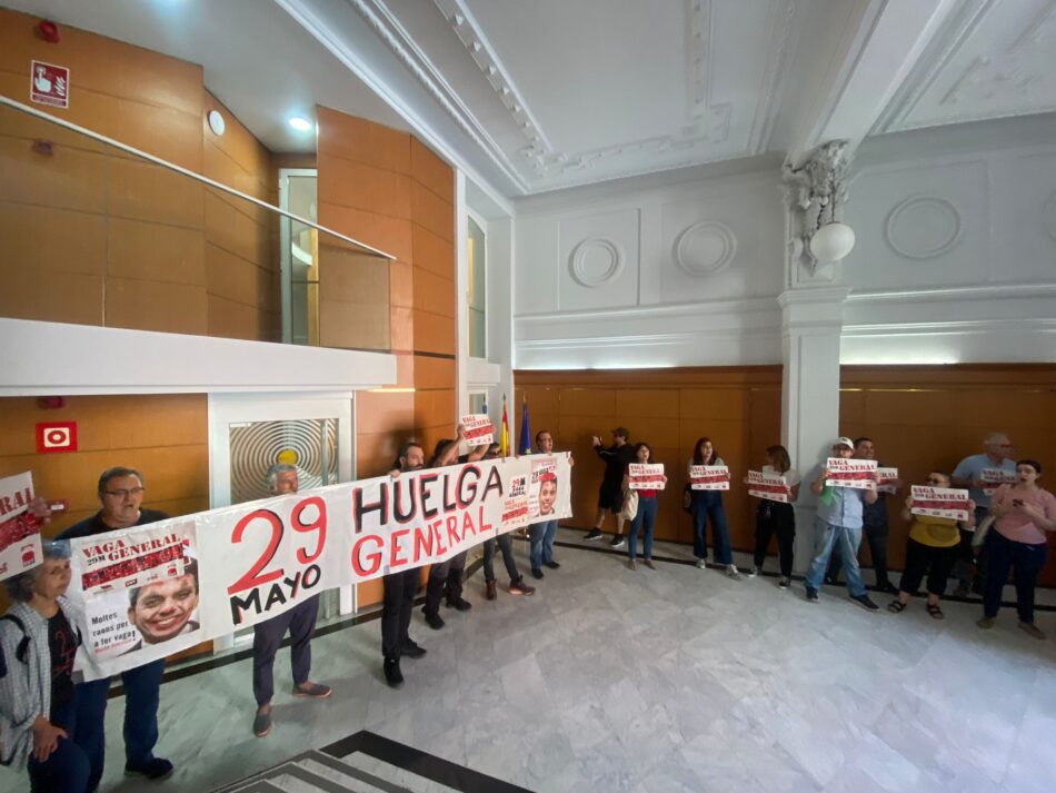 Ocupan la sede de la Patronal valenciana para “denunciar el papel jugado por el empresariado ante la huelga del 29 de octubre»