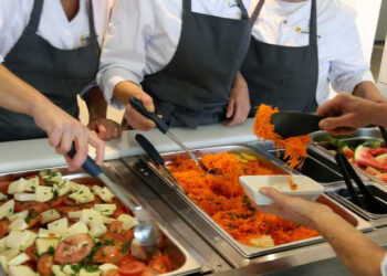 Pablo Bustinduy anuncia un Real decreto para garantizar una alimentación saludable en hospitales y en residencias de mayores