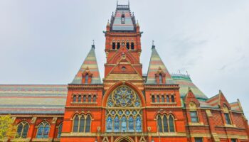 La Universidad de Sevilla denuncia la prohibición de matricular a estudiantes extranjeros en Harvard
