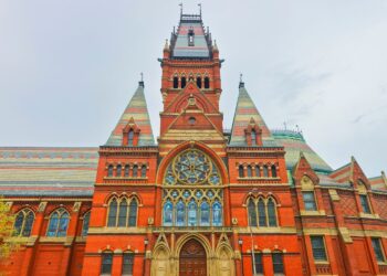 La Universidad de Sevilla denuncia la prohibición de matricular a estudiantes extranjeros en Harvard