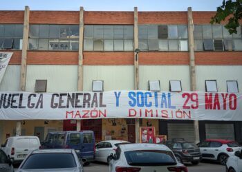Destrozan y arrancan una pancarta que llamaba a la huelga del 29 de mayo en Valencia con el eslogan «Mazón Dimisión», en Parke Alcosa