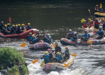 Un reivindicativo descenso de rafting polo río Ulla concentra milleiros de persoas en Padrón contra a macrocelulosa de Altri e a mina de Touro