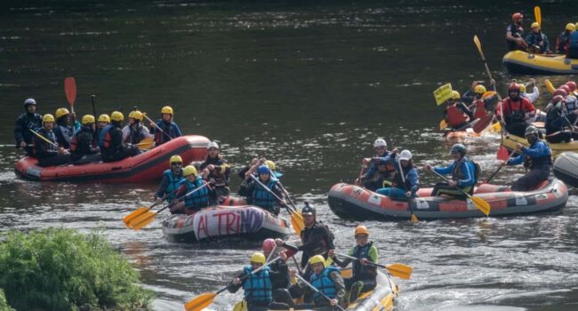 Un reivindicativo descenso de rafting polo río Ulla concentra milleiros de persoas en Padrón contra a macrocelulosa de Altri e a mina de Touro