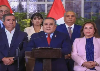 Primer ministro de Perú renuncia en medio de cuatro mociones en su contra