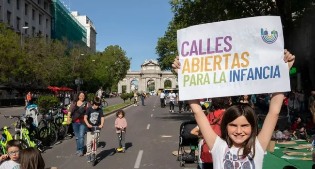 Miles de niñas y niños reclaman calles seguras para la infancia en una nueva jornada de Streets for Kids