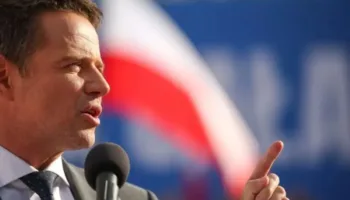 El oficialista Trzaskowski y el nacionalista Nawrocki pasan al balotaje presidencial en Polonia