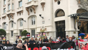 PACMA protesta frente al Congreso para devolver la protección al lobo ibérico