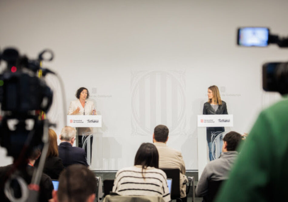 El Gobierno y Comuns cierran acuerdos para combatir la emergencia habitacional, mejorar los servicios de salud y avanzar en energía renovable