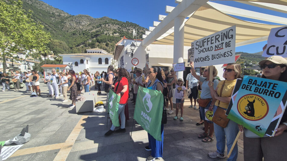 El Partido Animalista se concentra en Mijas al grito de “Corta su Cuerda”: vuelven a exigir el fin de los burro-taxis por maltrato animal