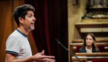Els Comuns aconsegueixen el rebuig del Parlament a l’adoctrinament de grups ultracatòlics reaccionaris a les aules