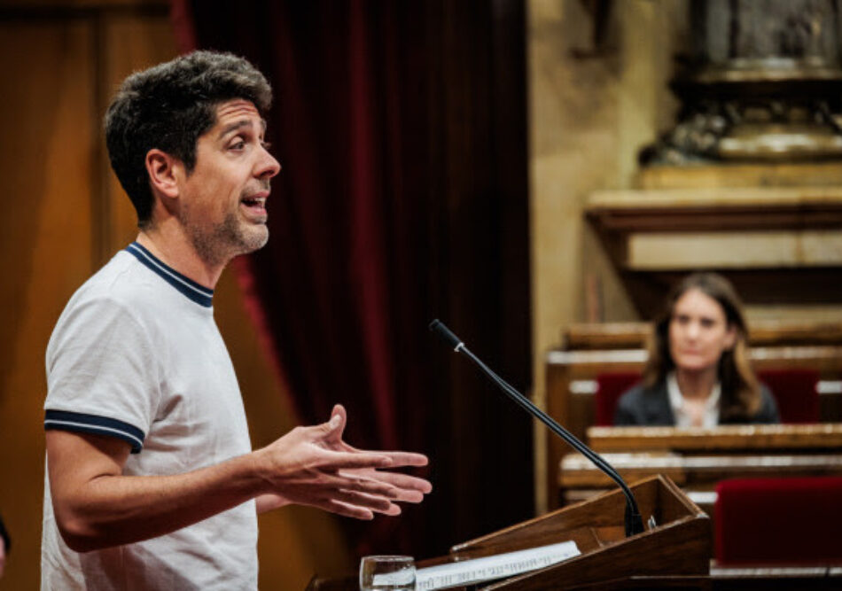 Els Comuns aconsegueixen el rebuig del Parlament a l’adoctrinament de grups ultracatòlics reaccionaris a les aules