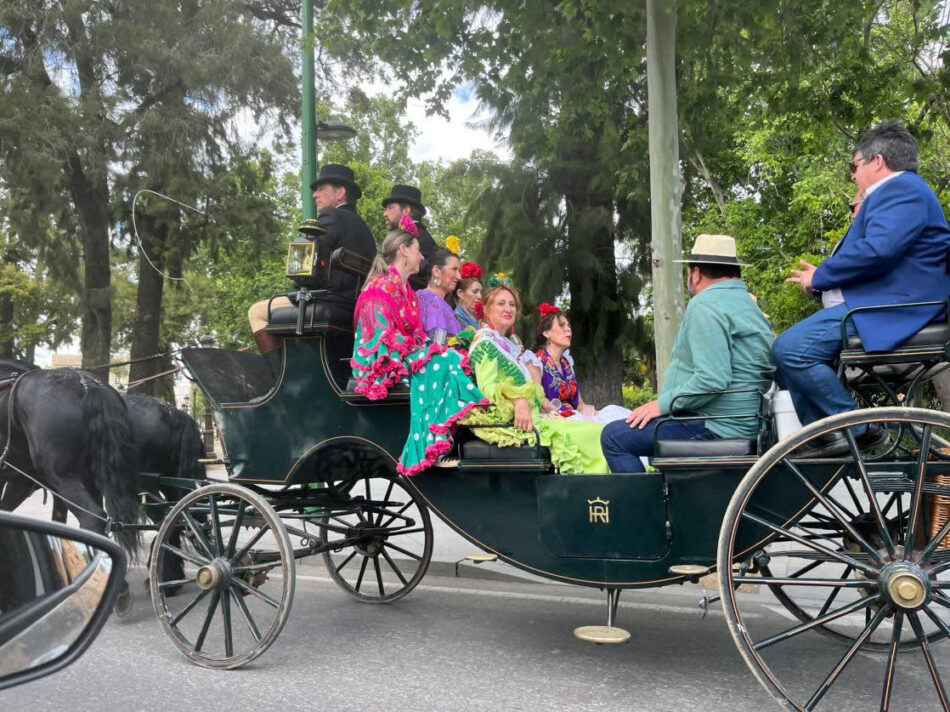 Sobrecargas, desplomes, desbocamientos y extenuación: se documenta otro año de abusos a los caballos en la Feria de Sevilla