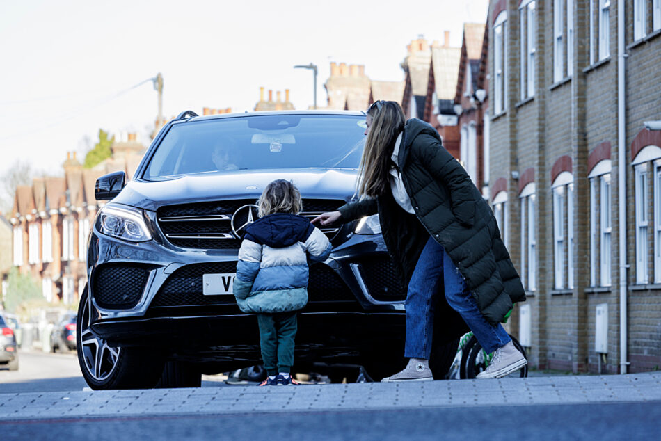 Los coches, cada vez más grandes, reducen la seguridad vial de niñas, niños, peatones y ciclistas, según un estudio publicado por la federación europea Transport & Environment (T&E)