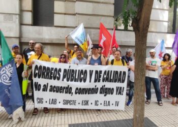 Sindicatos concéntranse ante a sede central de Correos en Madrid, contra o Acordo Marco