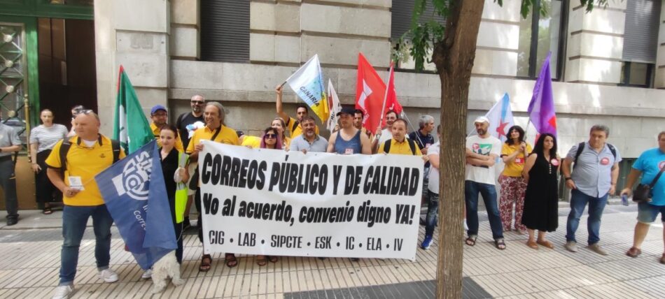 Sindicatos concéntranse ante a sede central de Correos en Madrid, contra o Acordo Marco