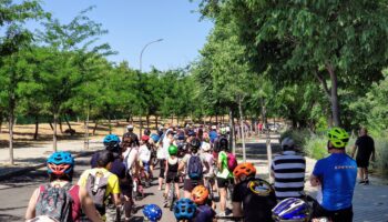 La vecindad de Barajas pedalea para denunciar su abandono y exige carriles bici que conecten sus barrios con el anillo verde