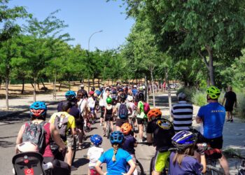 La vecindad de Barajas pedalea para denunciar su abandono y exige carriles bici que conecten sus barrios con el anillo verde