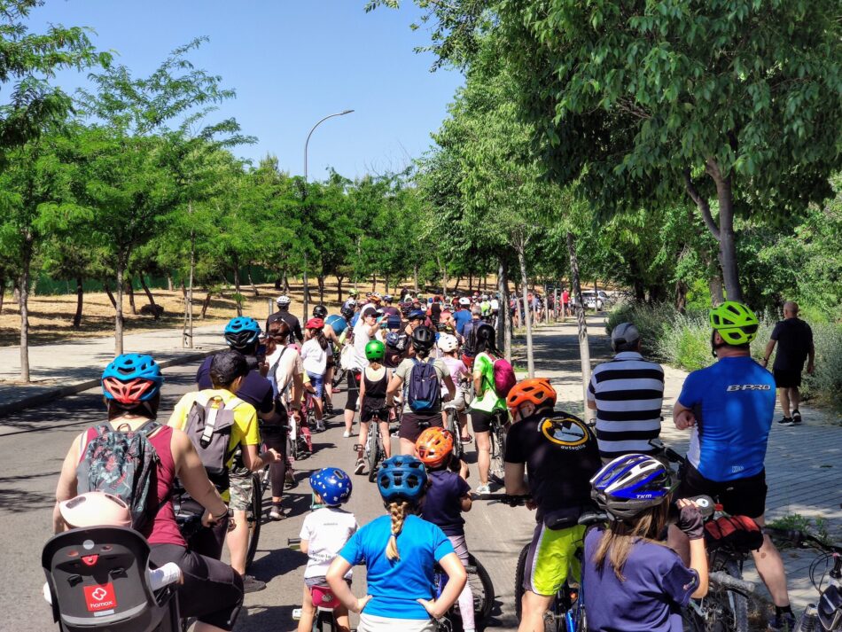 La vecindad de Barajas pedalea para denunciar su abandono y exige carriles bici que conecten sus barrios con el anillo verde