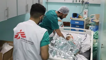 Médicos de Gaza donan su sangre a pacientes heridos por «Israel»