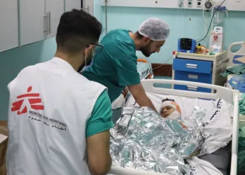 Médicos de Gaza donan su sangre a pacientes heridos por «Israel»