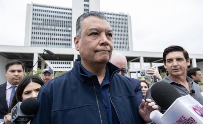 El senador Alex Padilla advierte que los inmigrantes son el blanco de la furia de Trump: “mañana podría ser cualquiera”