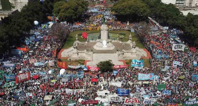 Actores se suman a masiva manifestación frente al Congreso argentino