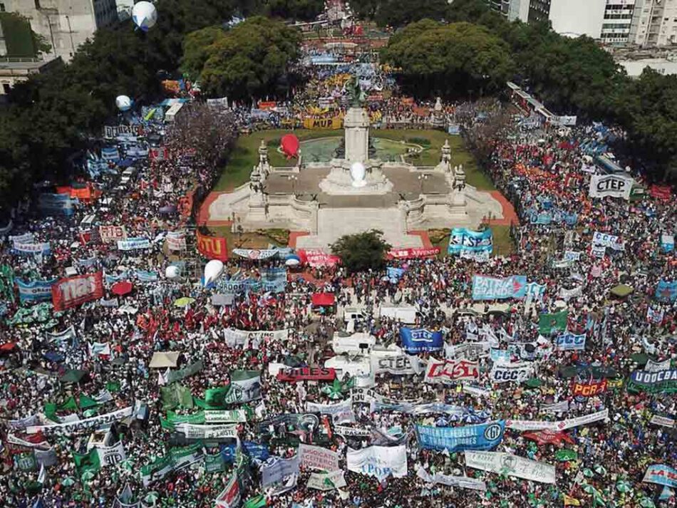 Actores se suman a masiva manifestación frente al Congreso argentino