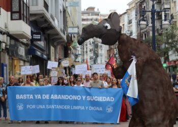 Cientos de vecinos protestan en Santander contra el pésimo estado de limpieza e higiene de la ciudad