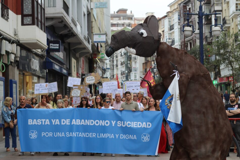 Cientos de vecinos protestan en Santander contra el pésimo estado de limpieza e higiene de la ciudad