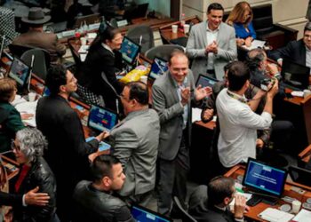 La aprobación de la reforma laboral marca la semana informativa en Colombia