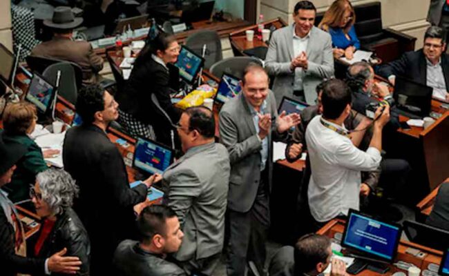 La aprobación de la reforma laboral marca la semana informativa en Colombia