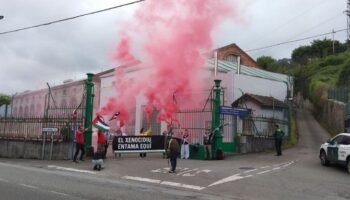 Varias personas bloquearon pacíficamente la entrada a la fábrica de armas de Trubia (Oviedo) con el mensaje “El Genocidio empieza aquí”