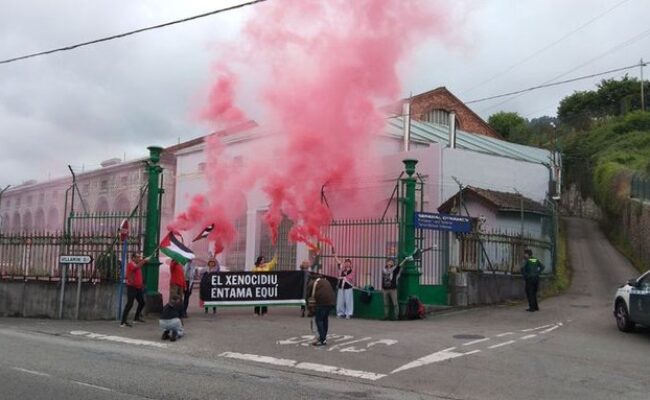 Varias personas bloquearon pacíficamente la entrada a la fábrica de armas de Trubia (Oviedo) con el mensaje “El Genocidio empieza aquí”