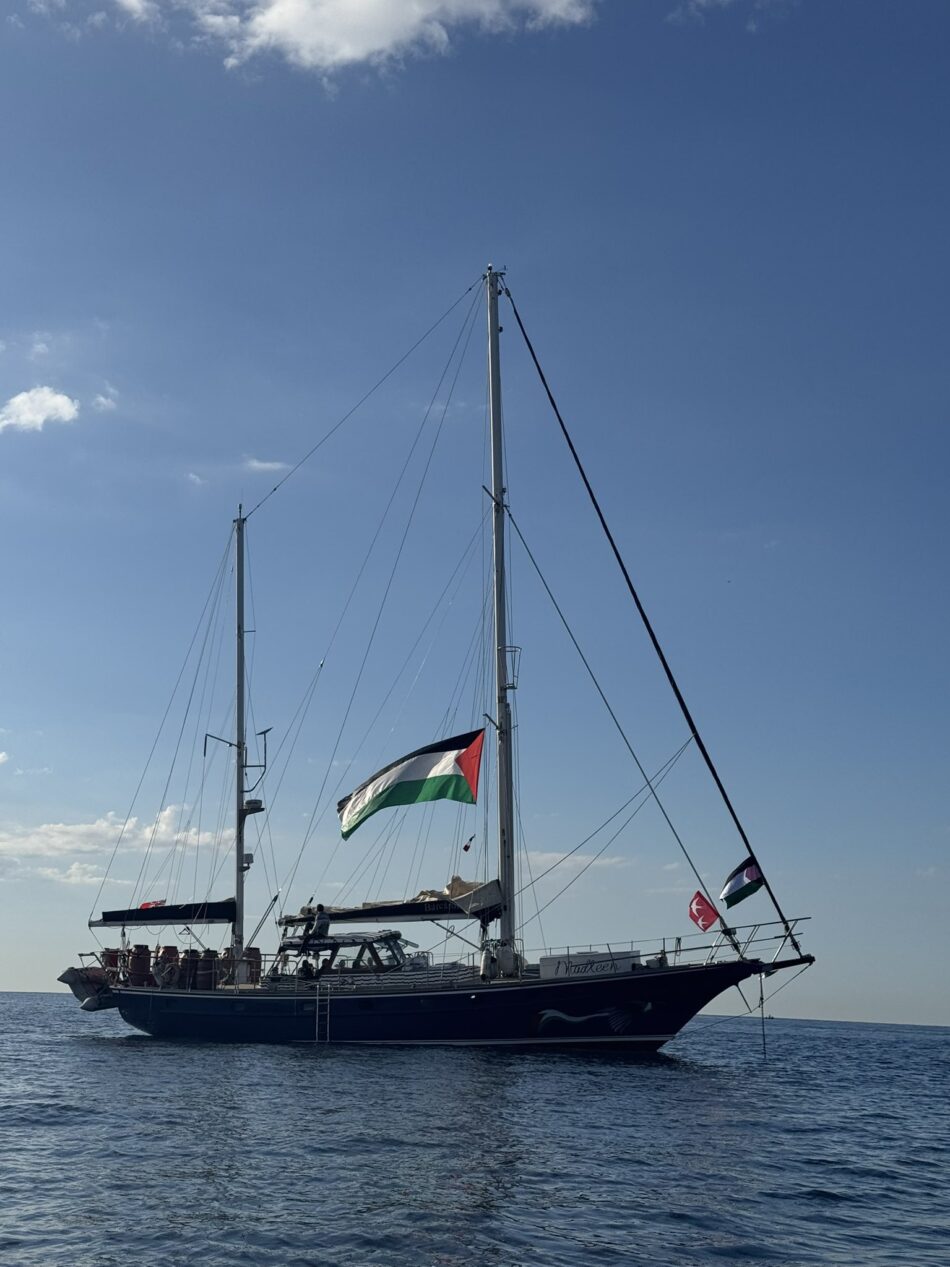 El barco “Madleen» de la Flotilla de la Libertad responde a la llamada de socorro a los refugiados en el mar
