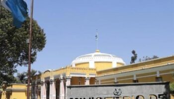 Entra en vigor aumento salarial para maestros de Guatemala