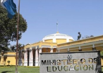 Entra en vigor aumento salarial para maestros de Guatemala